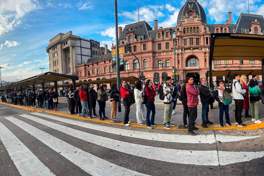 La odisea de viajar: un mayo caótico por el ajuste en transporte