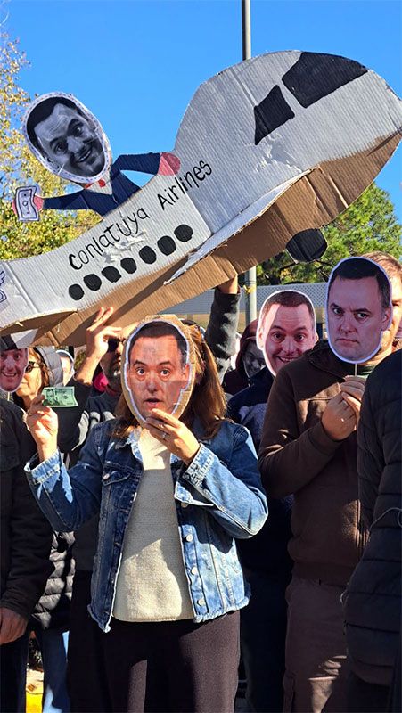 “Acá nadie está de Adorni”: la protesta del INTI en la General Paz con caretas del jefe de gabinete