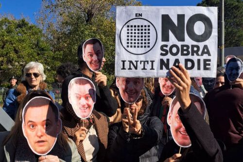 “Acá nadie está de Adorni”: la protesta del INTI en la General Paz con caretas del jefe de gabinete