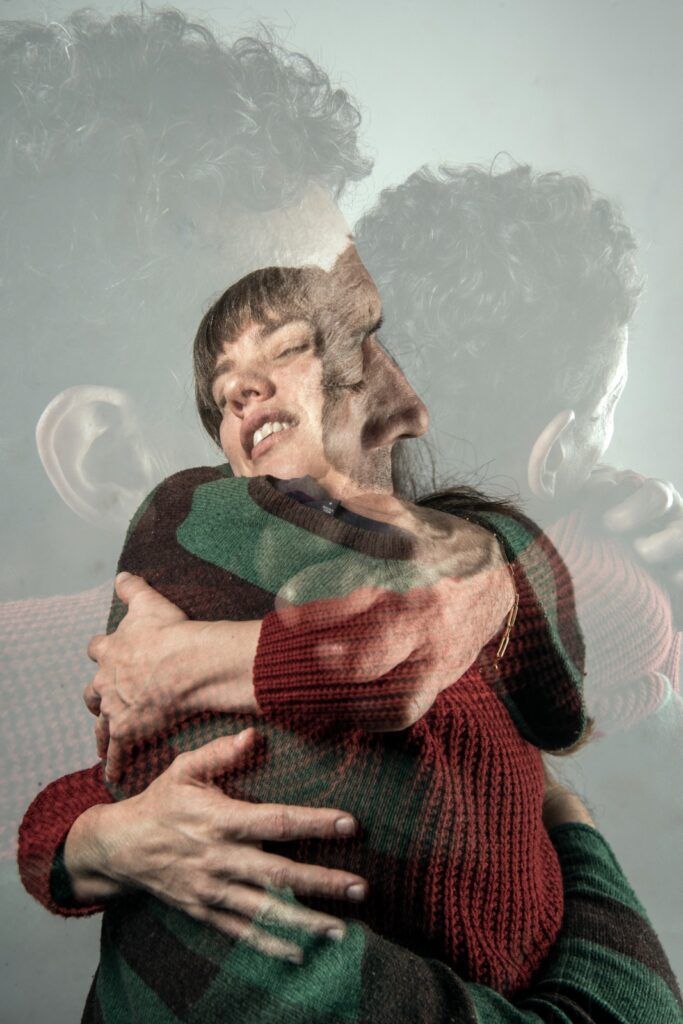 "La habitación desconocida" explora el desamor como un tiempo roto entre dos personas
