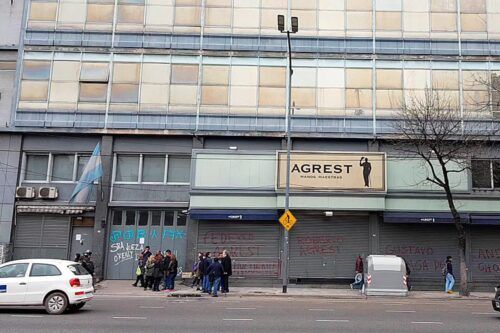 Negocios inmobiliarios en lo que fue una sastrería histórica: «Un Macri la fundió y otro Macri la entrega a los desarrolladores»