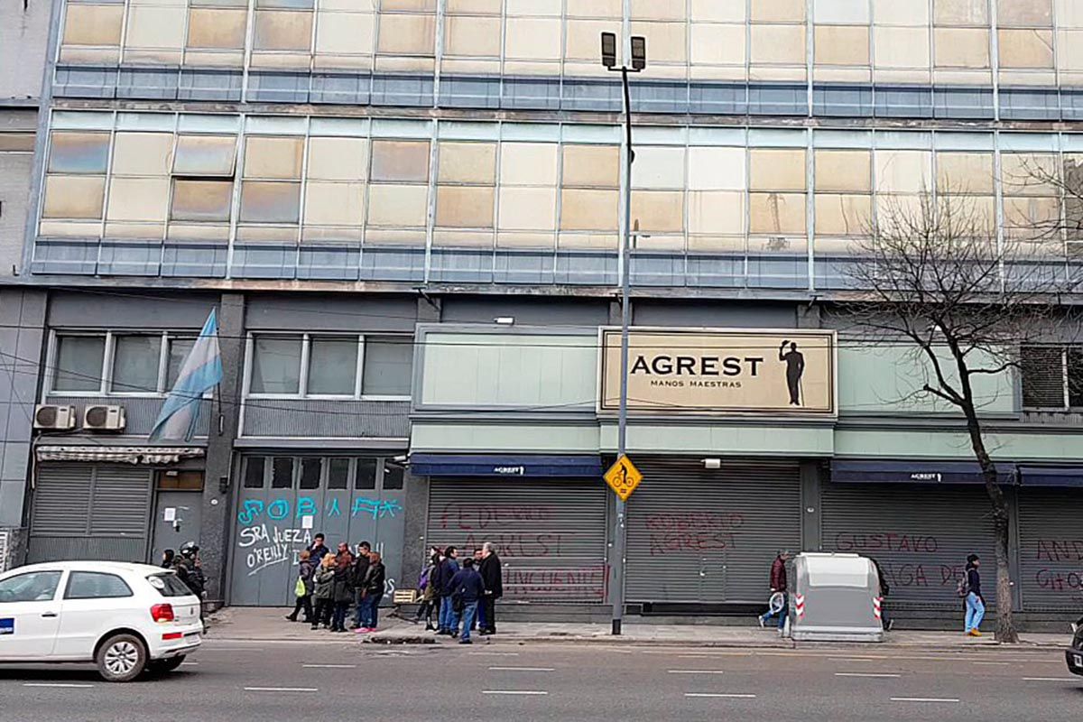 Negocios inmobiliarios en lo que fue una sastrería histórica: «Un Macri la fundió y otro Macri la entrega a los desarrolladores»