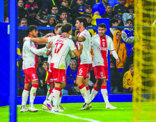 Un heroico Huracán resistió con nueve jugadores y eliminó a Boca