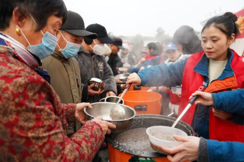 China ya no espera a que sean pobres: amplía los planes asistenciales