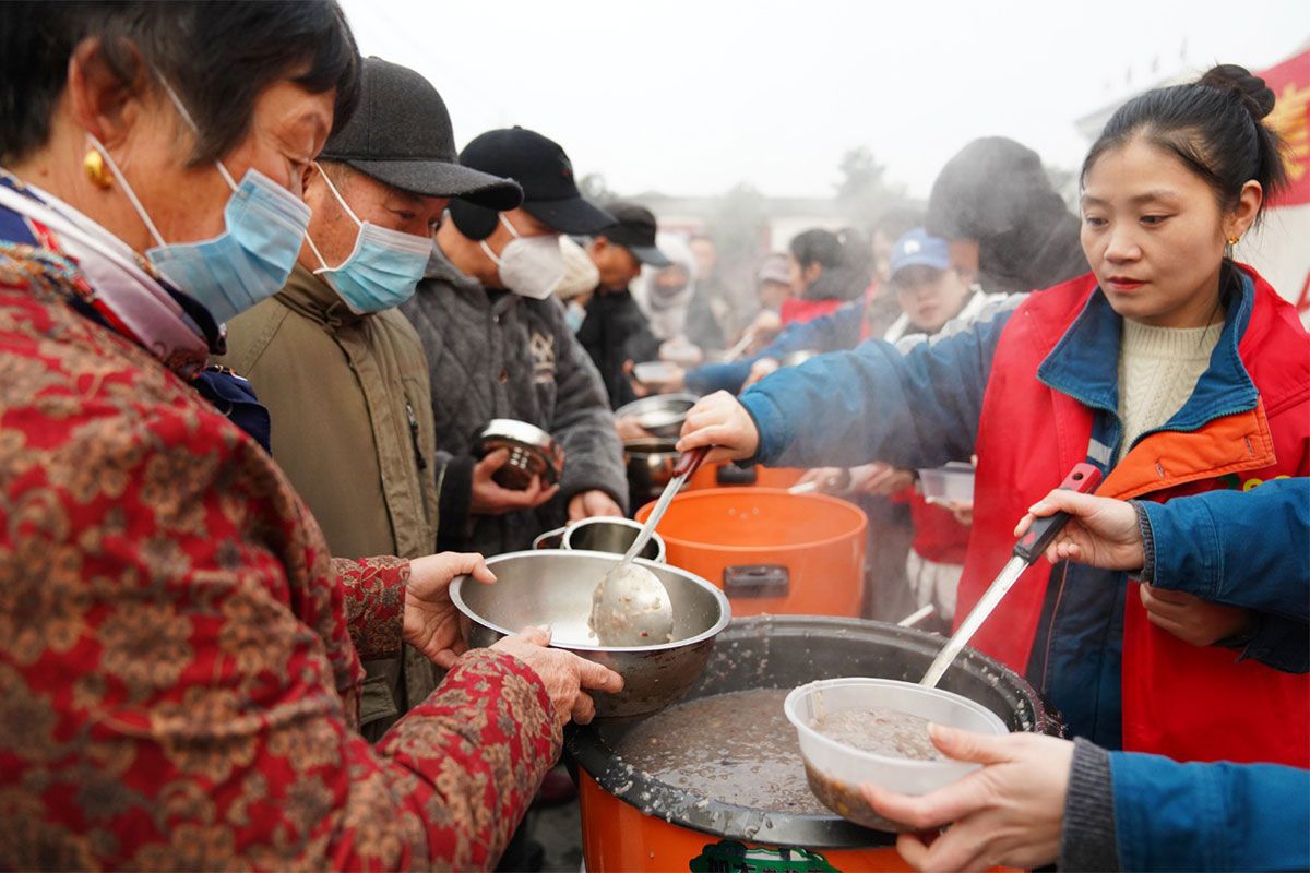 China ya no espera a que sean pobres: amplía los planes asistenciales
