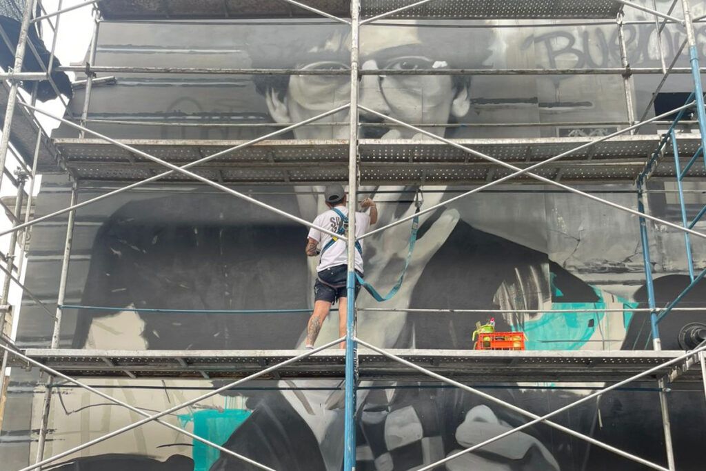 Un enorme mural de Charly García transforma la esquina de Corrientes y Callao