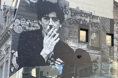 Un enorme mural de Charly García transforma la esquina de Corrientes y Callao