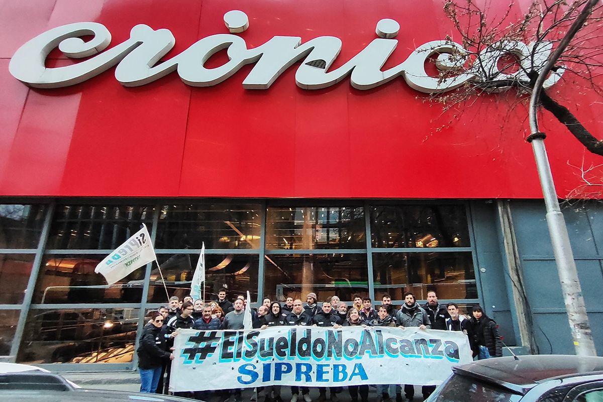 Trabajadores del SiPreBA protestaron en la puerta de Crónica y BAE por el salario y contra la presencialidad compulsiva