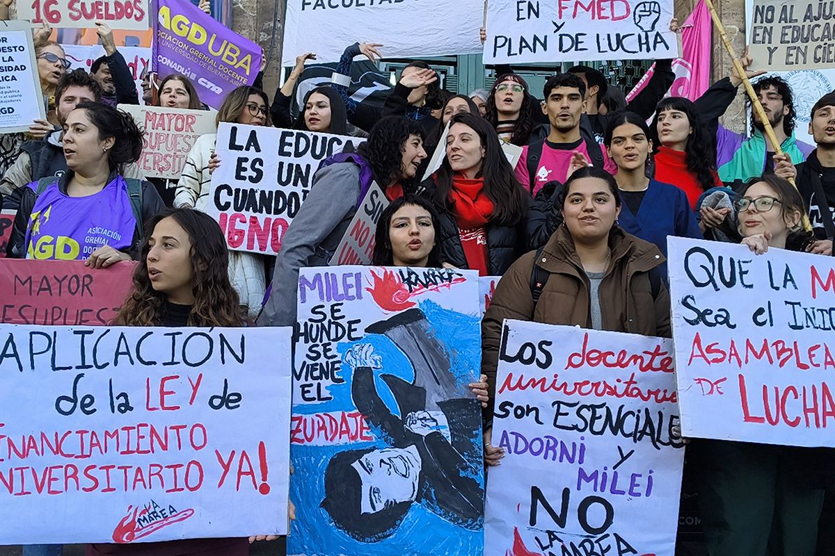 Clases públicas frente a Tribunales para reclamar a la Corte por la Ley de Financiamiento Universitario