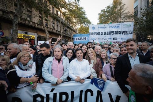 Kicillof se sumó a la marcha universitaria junto a varios intendentes: «Estamos defendiendo el futuro de los argentinos»