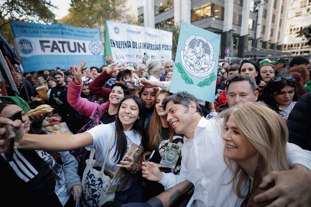 Kicillof se sumó a la marcha universitaria junto a varios intendentes: "Estamos defendiendo el futuro de los argentinos"
