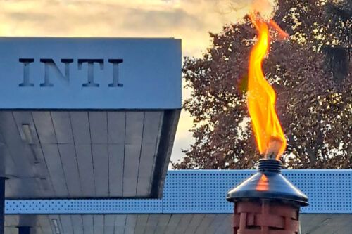 Tras obtener un fallo favorable, trabajadores del INTI realizaron una vigilia y marcha de antorchas  