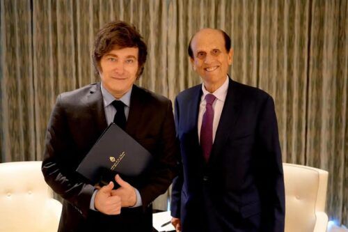 En el peor momento de Adorni , Milei otra vez en Estados Unidos para reunirse con Milken, «el rey de los bonos basura»