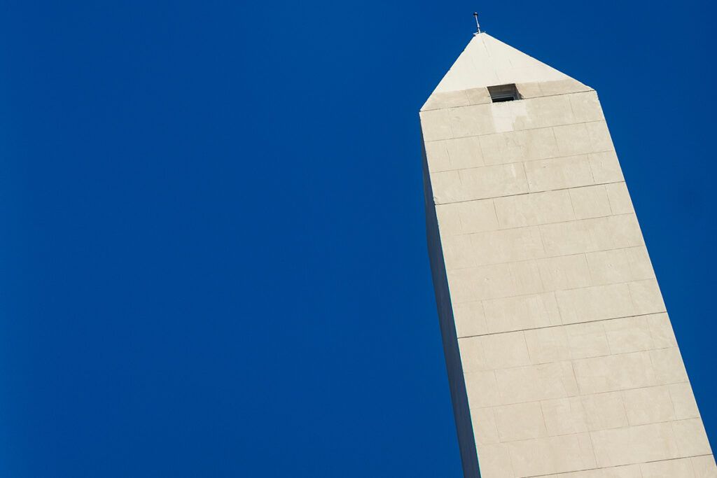 La noche de los 90 años: el Obelisco festeja su aniversario con mapping 3D, shows en la calle Corrientes y subtes extendidos