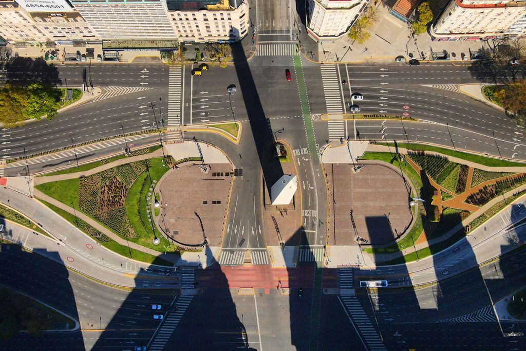 La noche de los 90 años: el Obelisco festeja su aniversario con mapping 3D, shows en la calle Corrientes y subtes extendidos
