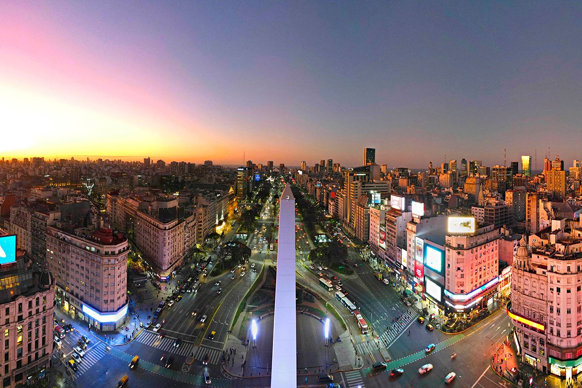 La noche de los 90 años: el Obelisco festeja su aniversario con mapping 3D, shows en la calle Corrientes y subtes extendidos