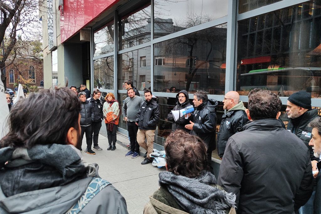 Trabajadores del SiPreBA protestaron en la puerta de Crónica y BAE por el salario y contra la presencialidad compulsiva 1 Trabajadores del SiPreBA protestaron en la puerta de Crónica y BAE por el salario y contra la presencialidad compulsiva