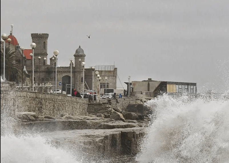 Alerta roja en la Costa bonaerense: un ciclón extratropical azota los balnearios con olas de siete metros y ráfagas de 100 km/h 2 Alerta roja en la Costa bonaerense: un ciclón extratropical azota los balnearios con olas de siete metros y ráfagas de 100 km/h