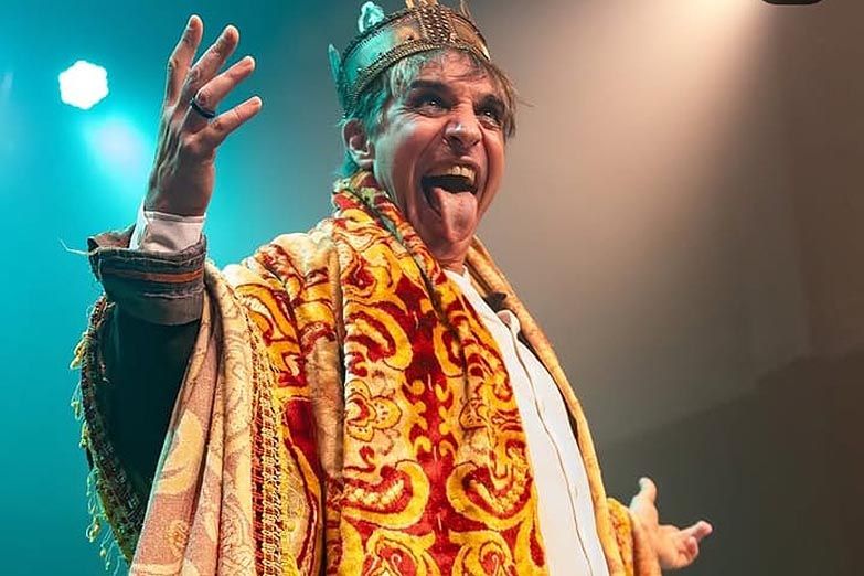 “Pequeño William” reinventa a Hamlet con fantasmas, humor y una mirada sobre los jóvenes actuales