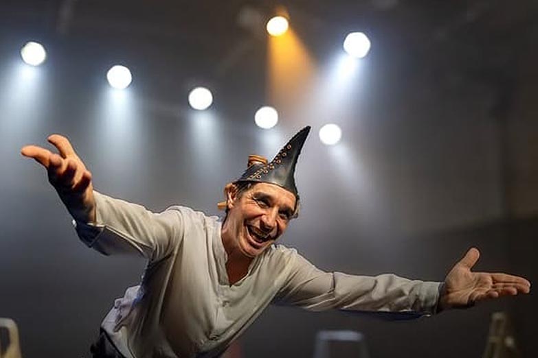 “Pequeño William” reinventa a Hamlet con fantasmas, humor y una mirada sobre los jóvenes actuales