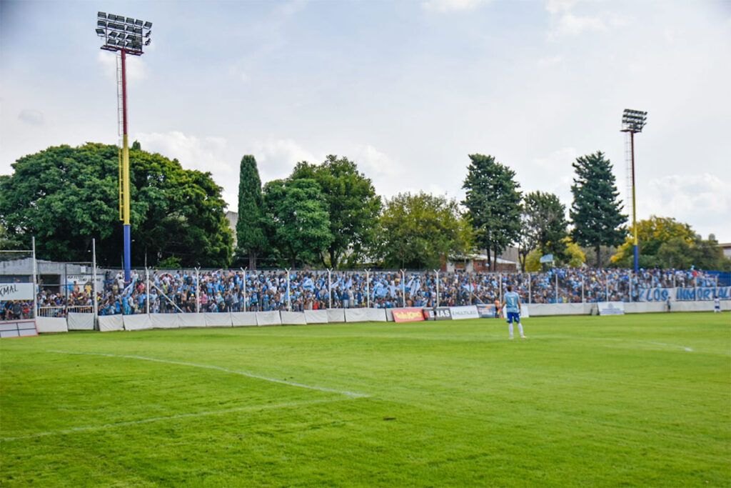La vuelta de los visitantes se asoma en el Ascenso: un descubrimiento para una generación de hinchas
