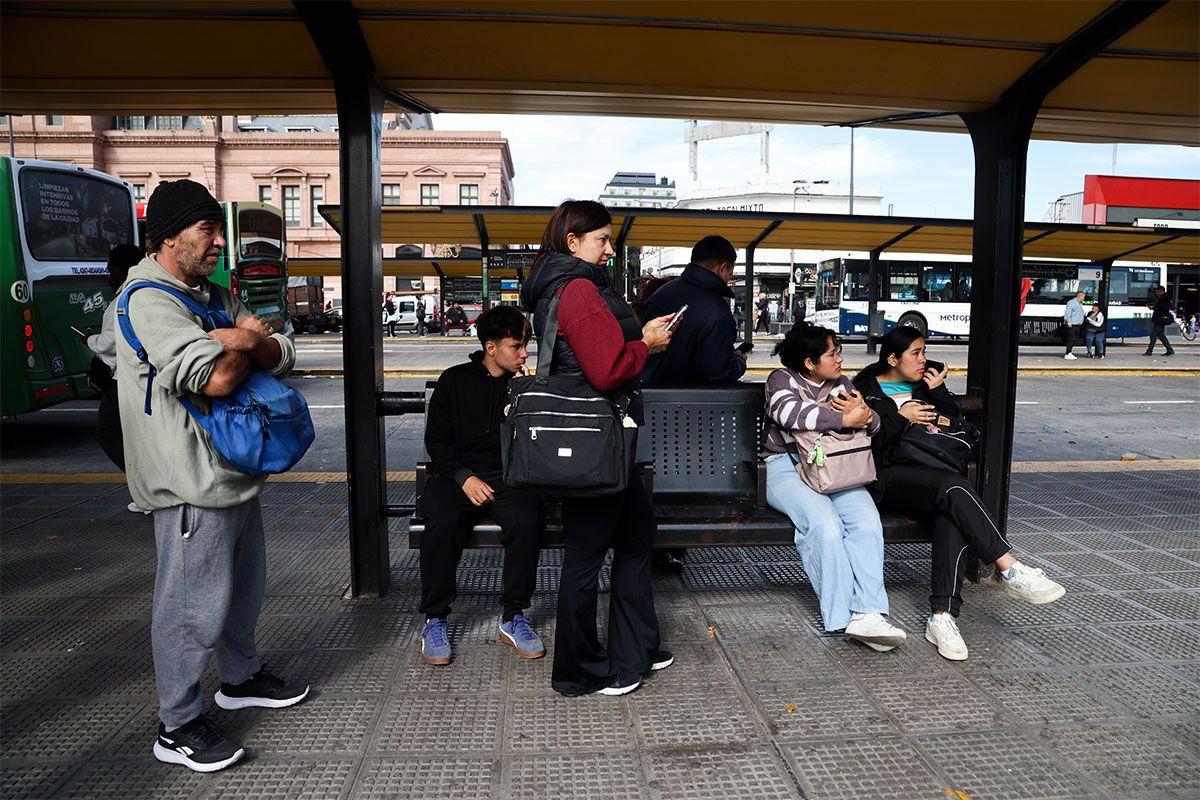 El transporte vuelve a aumentar, pero Milei asegura que mató a la inflación