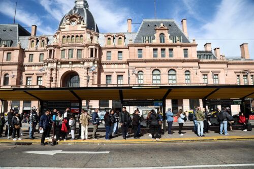 La odisea de viajar: un mayo caótico por el ajuste en transporte