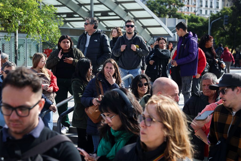La odisea de viajar: un mayo caótico por el ajuste en transporte