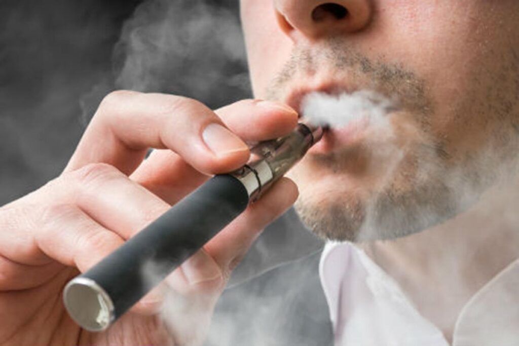 El 35% de los jóvenes ya probó vapeadores y crecen los riesgos tras el fin de la prohibición por parte del Gobierno