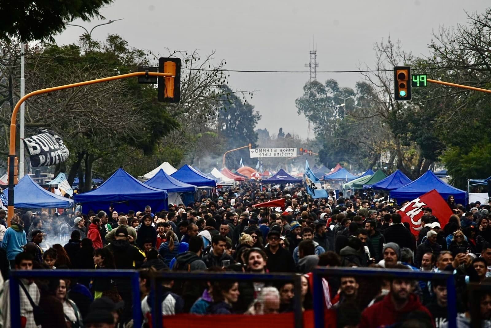 “Hasta que entren todos”: más de un millón de personas para un despedida sin horario final que se extendería hasta el martes