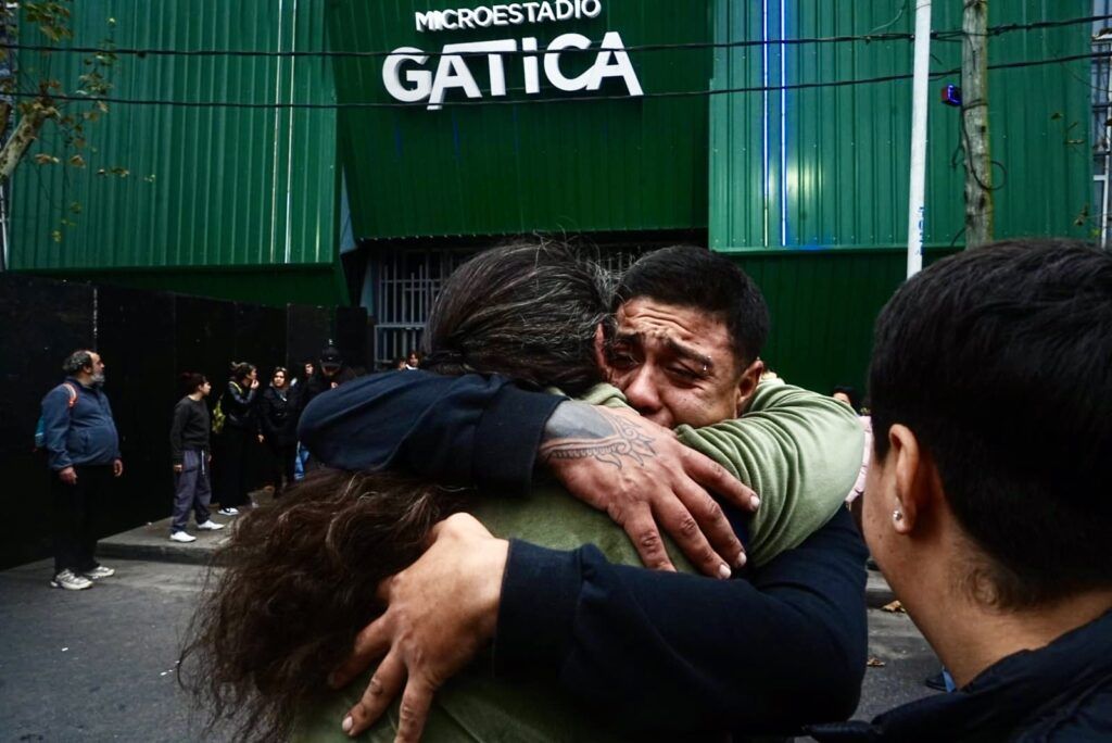 Despedida eterna: miles de personas en el velatorio del Indio Solari en Avellaneda 3 Despedida eterna: miles de personas en el velatorio del Indio Solari en Avellaneda