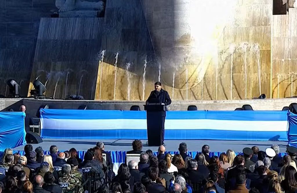 Acto con tensión: el desplante de Villarruel, el apoyo a Adorni y la comparación de Milei con Belgrano 3 Acto con tensión: el desplante de Villarruel, el apoyo a Adorni y la comparación de Milei con Belgrano