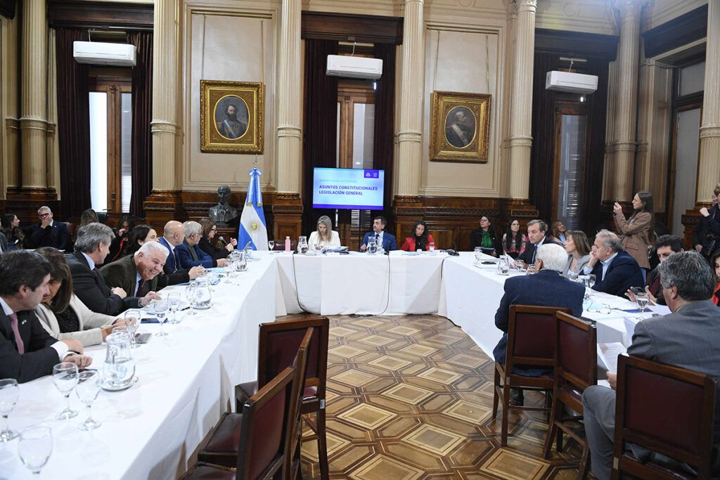 Adorni en el ojo de la tormenta: los senadores que responden a Macri votarán la moción para removerlo