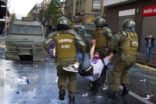 Kast manda a reprimir a manifestantes que protestan contra su ajuste en Educación