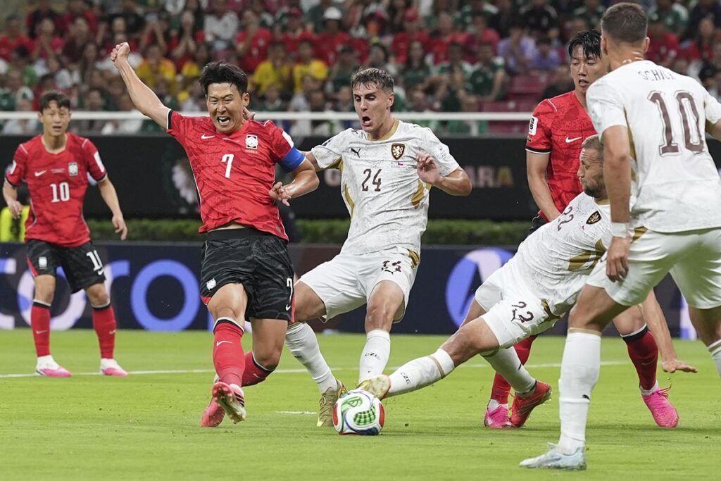 México cosecha tres puntos y una expulsión en el inicio de la Copa 3 México cosecha tres puntos y una expulsión en el inicio de la Copa