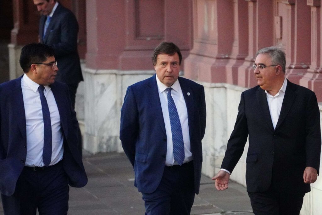 Santilli asumió como jefe de gabinete con Adorni en primera fila, un fuerte apoyo del PRO y de los gobernadores "amigos" 3 Santilli asumió como jefe de gabinete con un fuerte apoyo del PRO y los gobernadores