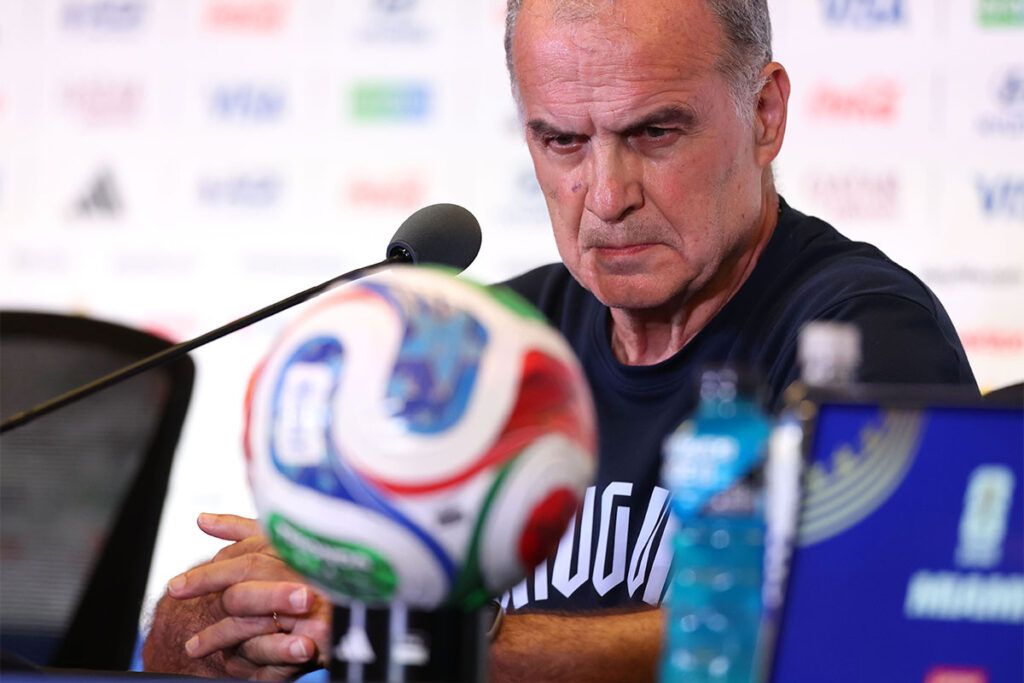 Bielsa, el entrenador tercermundista que eligió la opción preferencial por los pobres hinchas 2 Bielsa, el entrenador tercermundista que eligió la opción preferencial por los pobres hinchas