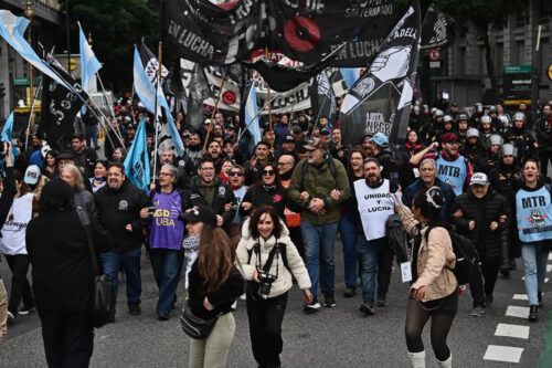 Los trabajadores de FATE y el SUTNA marcharon a Plaza de Mayo contra los cierres y despidos
