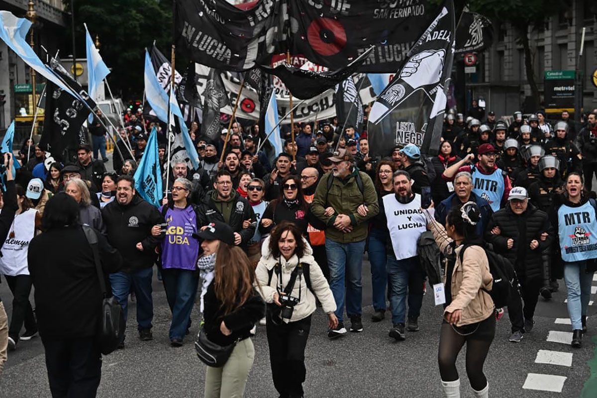 Los trabajadores de FATE y el SUTNA marcharon a Plaza de Mayo contra los cierres y despidos