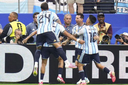 La Argentina avanza en Dallas con un rodeo de Messi