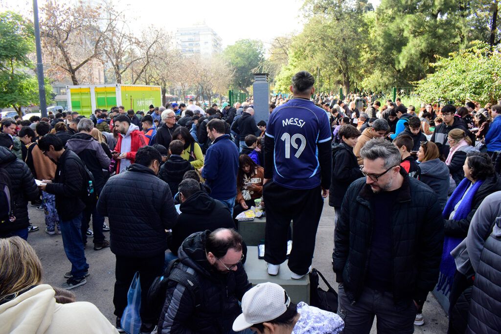 El Mundial de los coleccionistas: perdido entre los mercaderes de figuritas en Parque Rivadavia