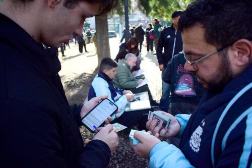 El Mundial de los coleccionistas: perdido entre los mercaderes de figuritas en Parque Rivadavia