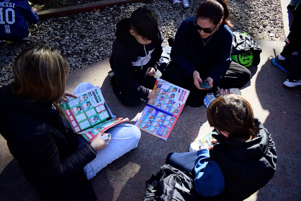 El Mundial de los coleccionistas: perdido entre los mercaderes de figuritas en Parque Rivadavia