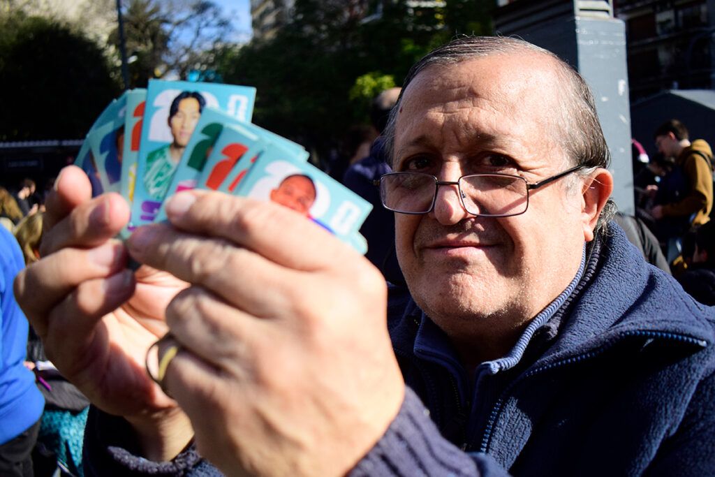 El Mundial de los coleccionistas: perdido entre los mercaderes de figuritas en Parque Rivadavia