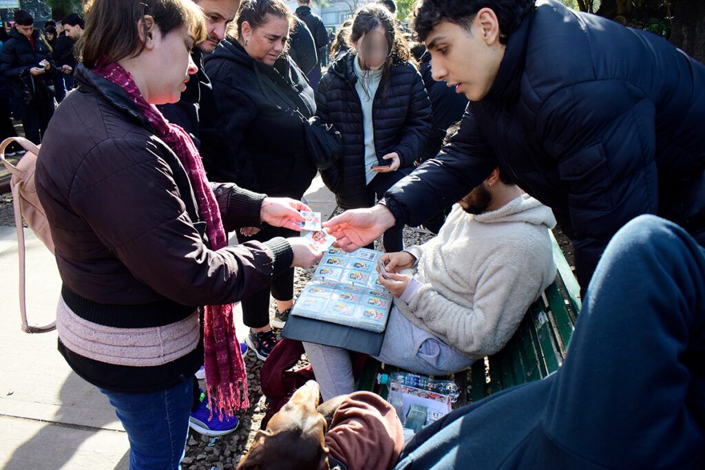 El Mundial de los coleccionistas: perdido entre los mercaderes de figuritas en Parque Rivadavia