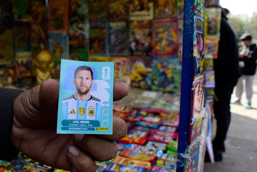 El Mundial de los coleccionistas: perdido entre los mercaderes de figuritas en Parque Rivadavia