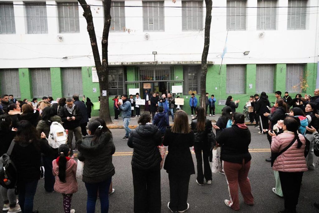 Consecuencias del ajuste educativo: calderas que explotan, ratas y mugre en las escuelas porteñas
