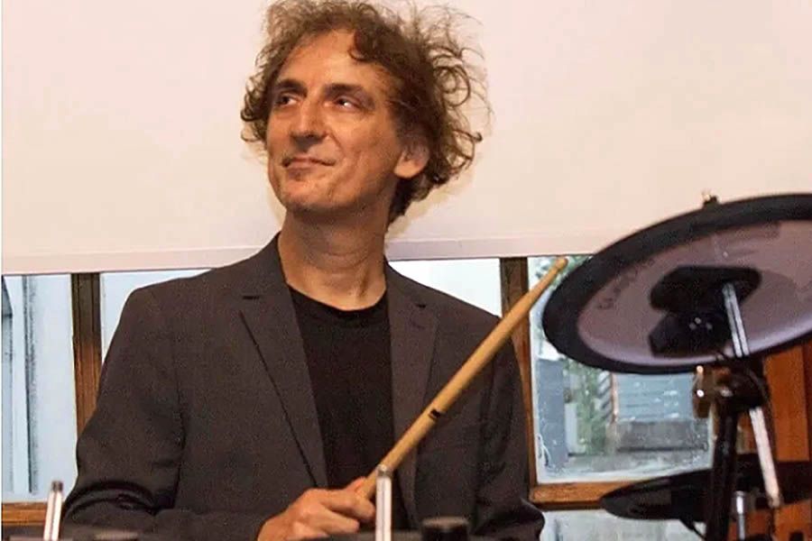 Fernando Samalea presenta "Viviendo el futuro": giras, Charly García y el archivo vivo del rock argentino 2 Fernando Samalea presenta "Viviendo el futuro": giras, Charly García y el archivo vivo del rock argentino