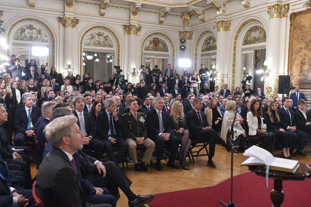 Santilli asumió como jefe de gabinete con Adorni en primera fila, un fuerte apoyo del PRO y de los gobernadores "amigos" 2 Santilli asumió como jefe de gabinete con un fuerte apoyo del PRO y los gobernadores