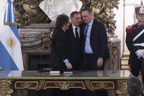 Con la presencia de Adorni y de los gobernadores aliados al gobierno, Santilli juró como jefe de Gabinete